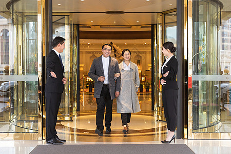 背影無聲，服務有韻 酒店門童與餐飲管理的協同藝術